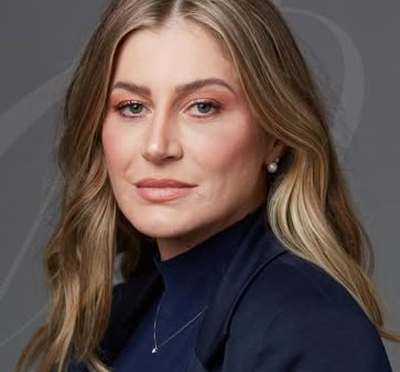 Retrato da Dra. Michelle Giovanella de blusa azul-marinho