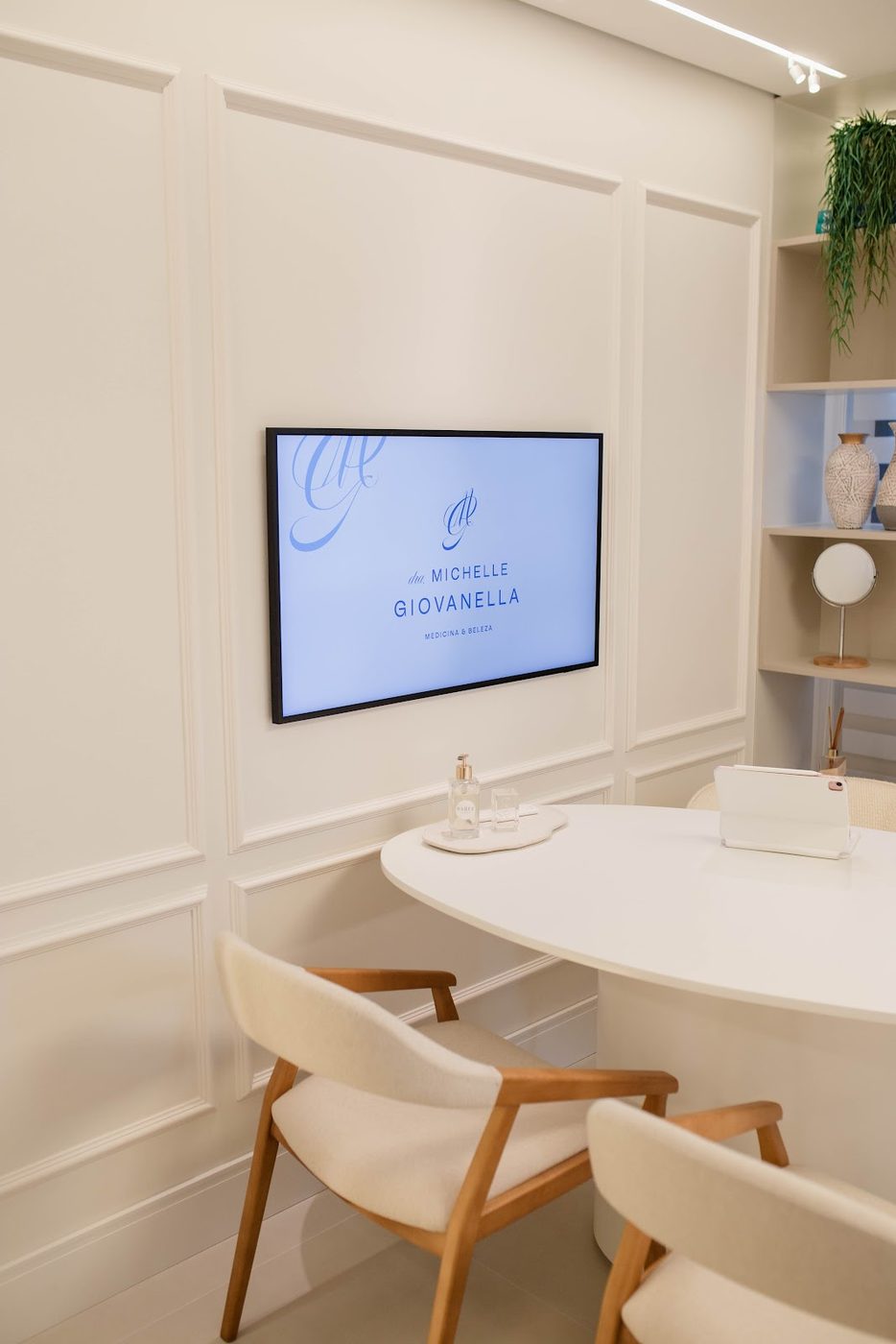 Sala de consulta com mesa redonda e cadeiras de madeira