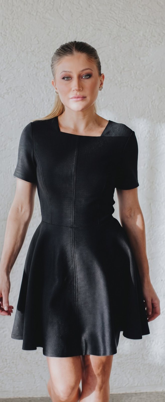 Dra. Michelle Giovanella em pé, de vestido preto